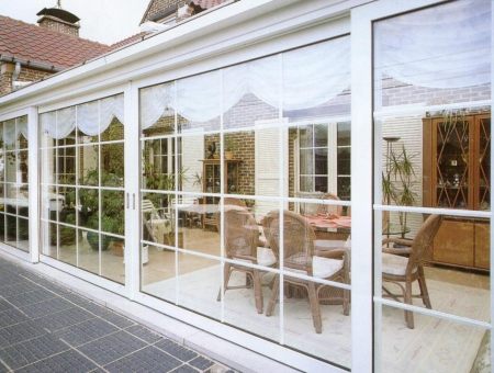 Schuifpui met aluminium profiel en groot glasoppervlak